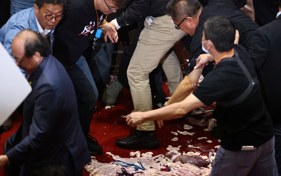 Ταϊβάν: Και εντόσθια χοιρινού στο… οπλοστάσιο της αντιπολίτευσης (βίντεο)-1