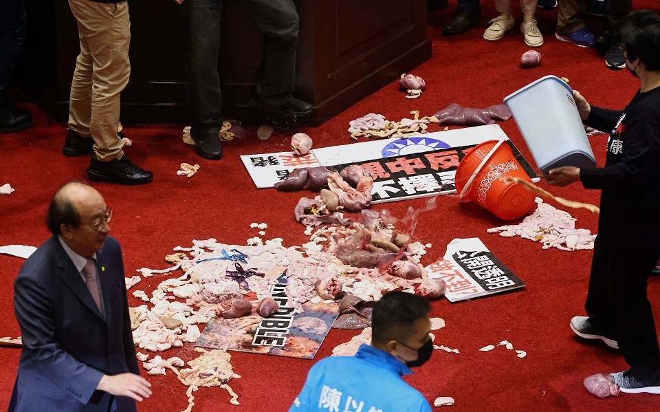 Ταϊβάν: Και εντόσθια χοιρινού στο… οπλοστάσιο της αντιπολίτευσης (βίντεο)-2