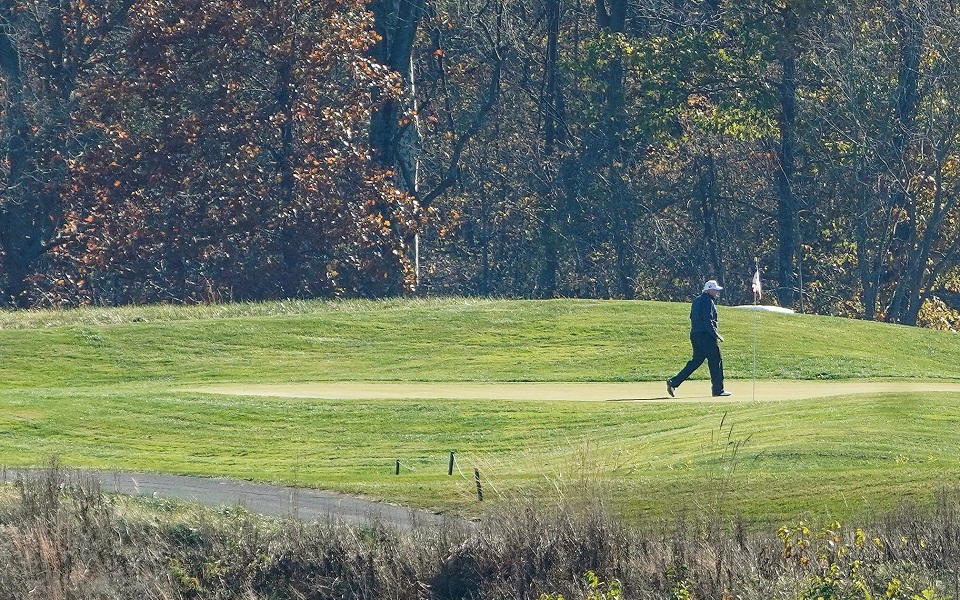 ο-τραμπ-έπαιζε-γκολφ-όταν-ο-μπάιντεν-αν-561148969