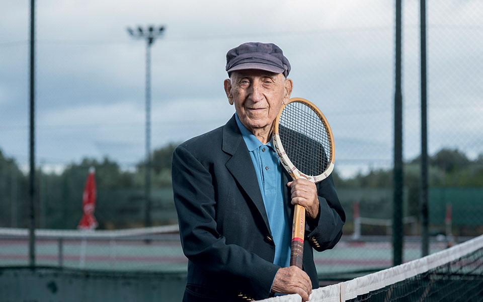 μαθαίνοντας-τένις-στους-πρωταγωνιστ-561179035