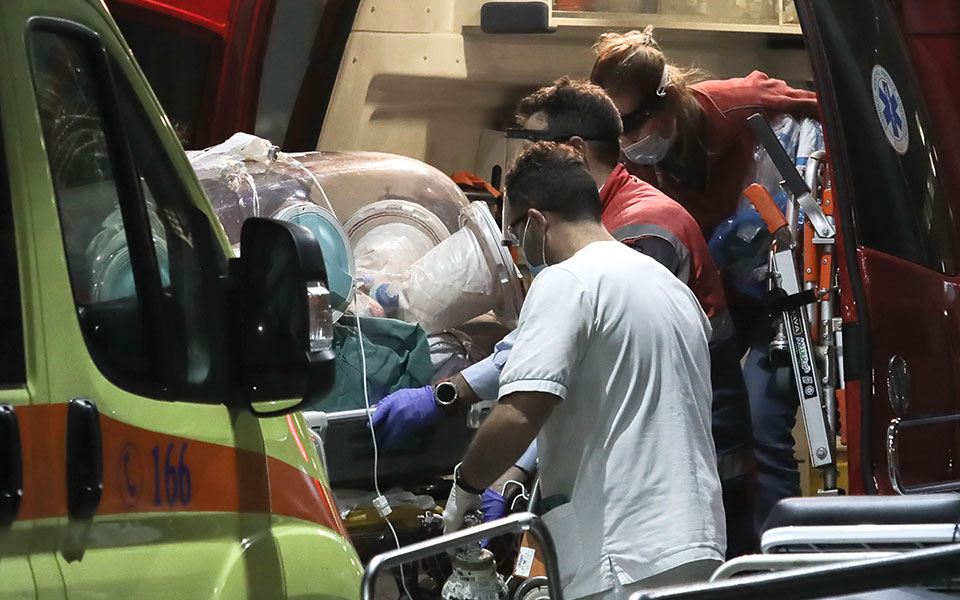 αεροδιακομιδή-ασθενών-η-δύσκολη-μάχη-561174805