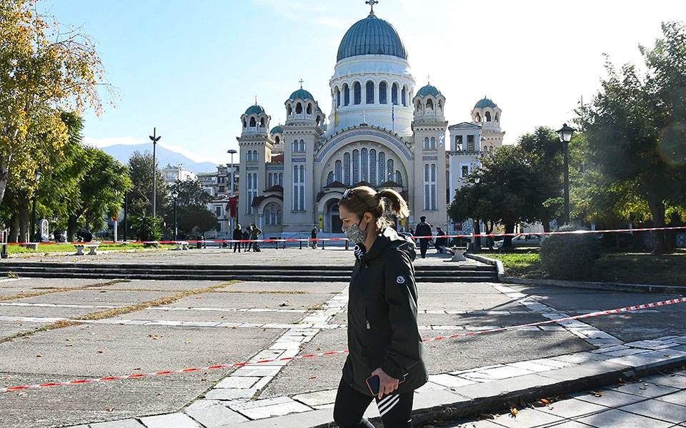 Με κλειστές θύρες και αστυνομία, ο εορτασμός του Αγίου Ανδρέα (εικόνες)-1
