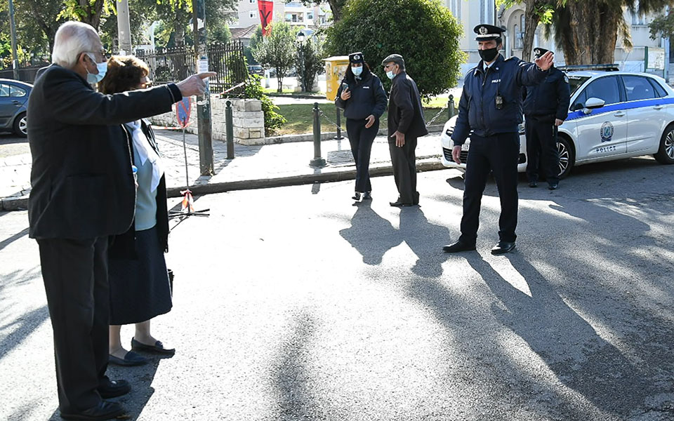 Με κλειστές θύρες και αστυνομία, ο εορτασμός του Αγίου Ανδρέα (εικόνες)-2