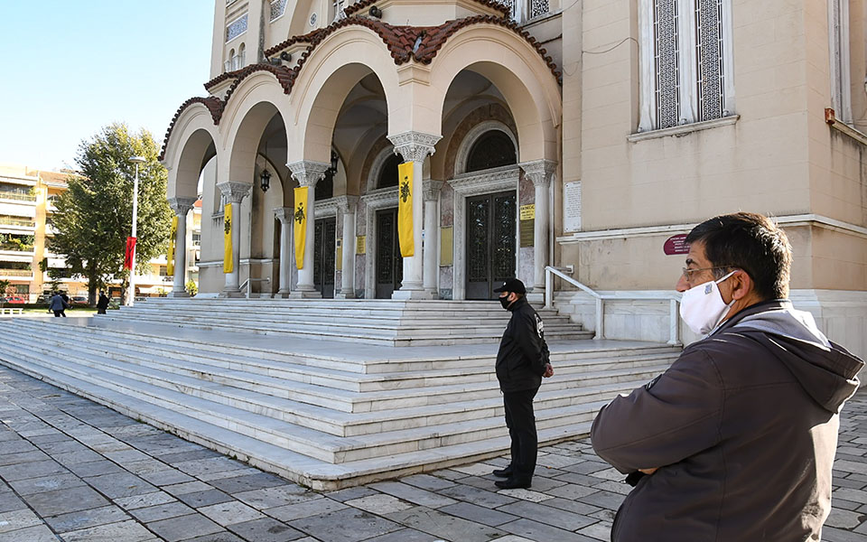 με-κλειστές-θύρες-και-αστυνομία-ο-εορτ-561178750