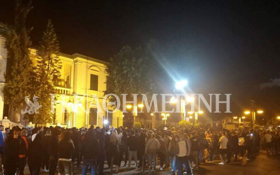 κορωνοϊός-επεισόδια-σε-διαδήλωση-στη-561158830