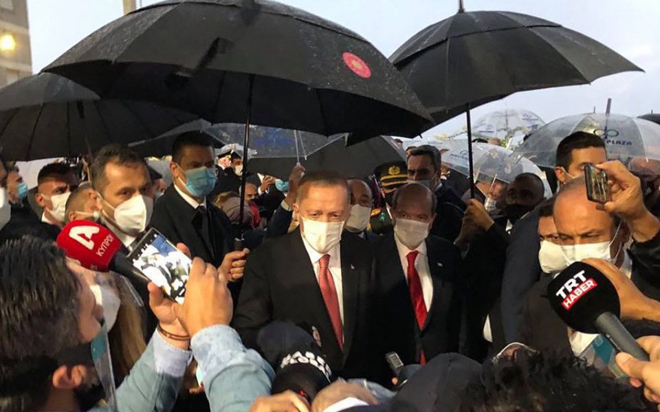 το-κακόγουστο-σόου-μίας-παράνομης-επί-561159193