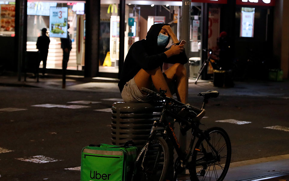 Φωτορεπορτάζ: 24 ώρες μάχης στις ΜΕΘ του κορωνοϊού-2