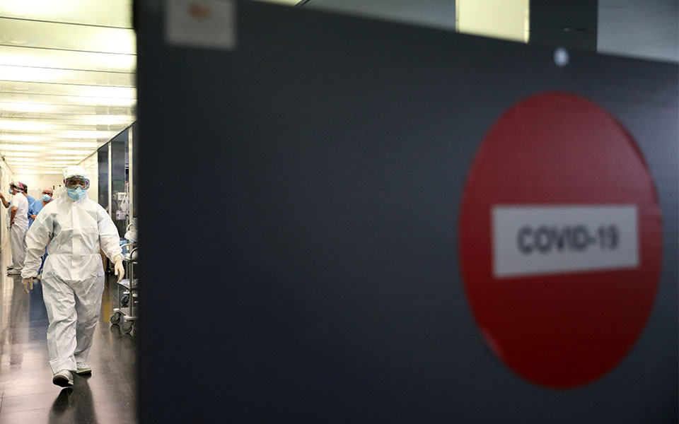 Φωτορεπορτάζ: 24 ώρες μάχης στις ΜΕΘ του κορωνοϊού-3