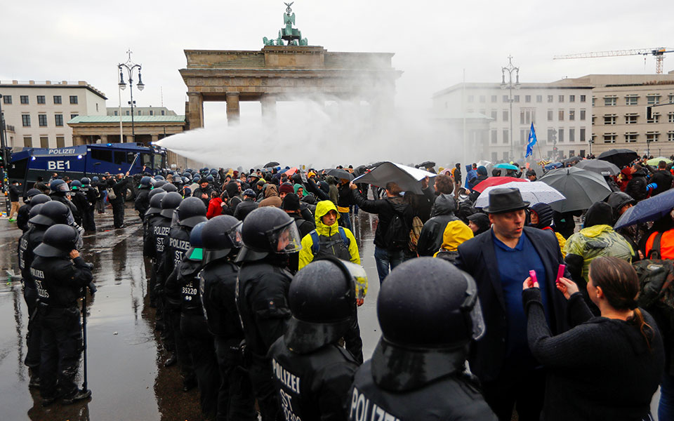 Γερμανία: Διαδήλωση ακροδεξιών κατά της αυστηροποίησης των μέτρων για την πανδημία-2