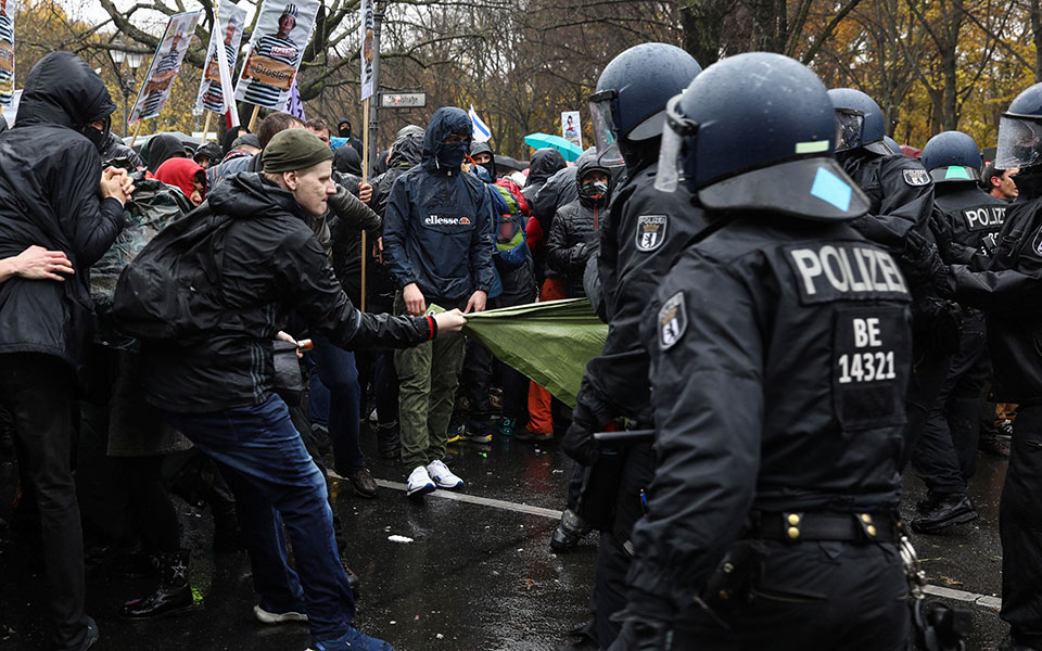 Γερμανία: Διαδήλωση ακροδεξιών κατά της αυστηροποίησης των μέτρων για την πανδημία-3