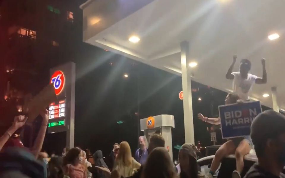 οπαδοί-του-μπάιντεν-χορεύουν-με-το-all-i-want-for-561153607