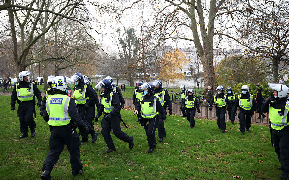 Επεισόδια και συλλήψεις στο Λονδίνο σε διαδήλωση κατά του lockdown-3