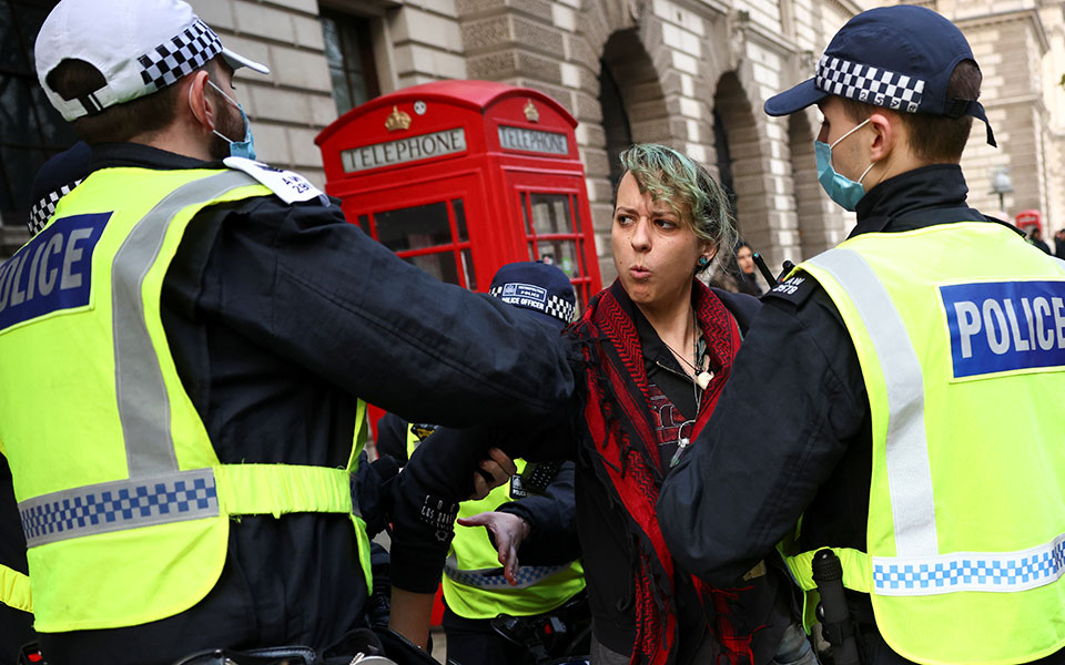 Επεισόδια και συλλήψεις στο Λονδίνο σε διαδήλωση κατά του lockdown-1