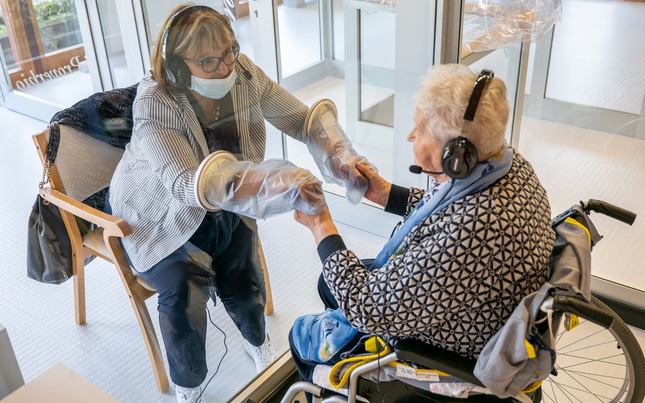 Δωμάτια για ασφαλείς αγκαλιές στη Βόρεια Ιταλία (βίντεο)-2