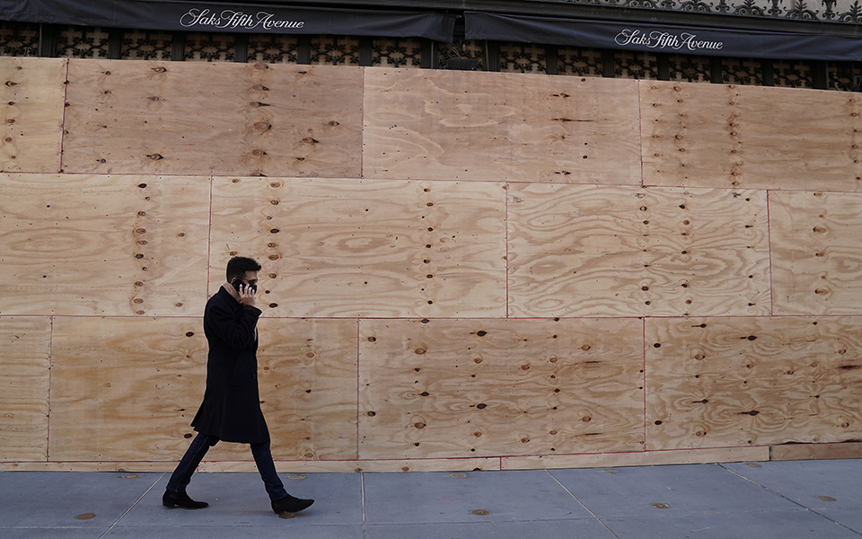 οχυρώνονται-τα-αμερικανικά-καταστήμ-561142777