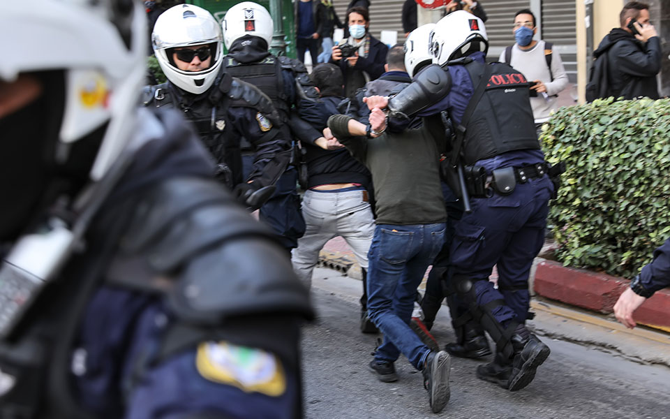 συγκεντρώσεις-και-επεισόδια-με-φόντο-561161773