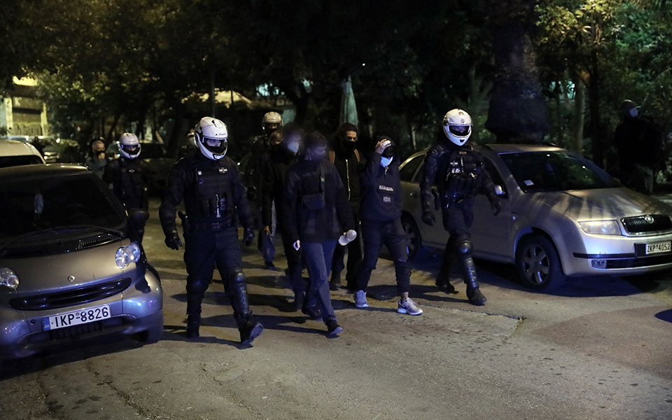 ένταση-και-προσαγωγές-στην-πλατεία-εξ-561157450