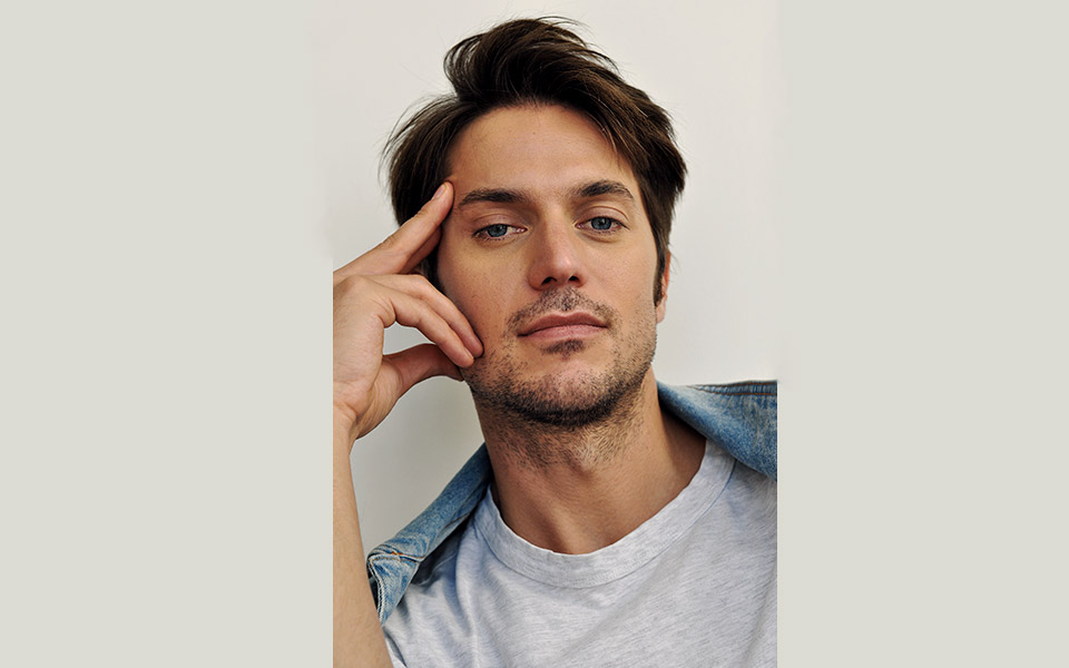 lucas-bravo-πώς-νιώθεις-που-σε-συζητάει-ένας-ολό-561142636