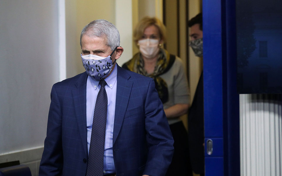 ο-δρ-φάουτσι-καθησυχάζει-τα-παιδιά-ο-ά-561172405