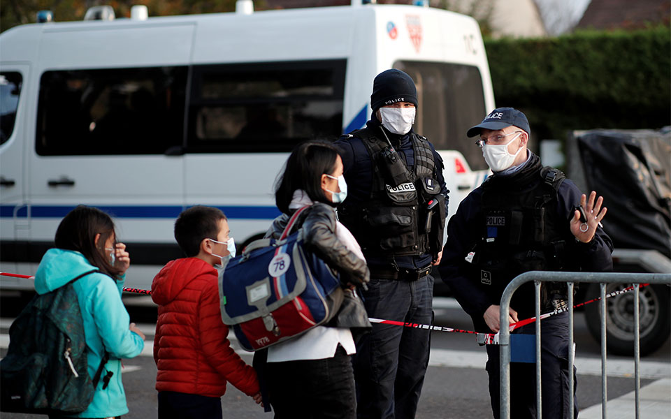 κλείνουν-σταδιακά-τα-σχολεία-στην-ευρ-561159460