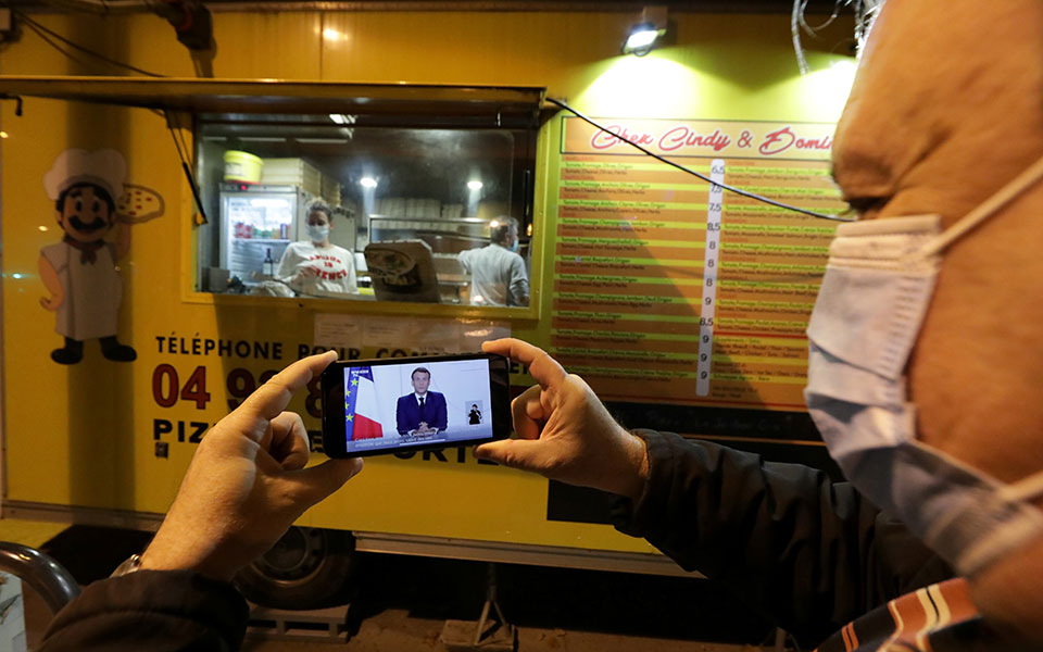 με-το-σταγονόμετρο-η-χαλάρωση-των-μέτρ-561171928