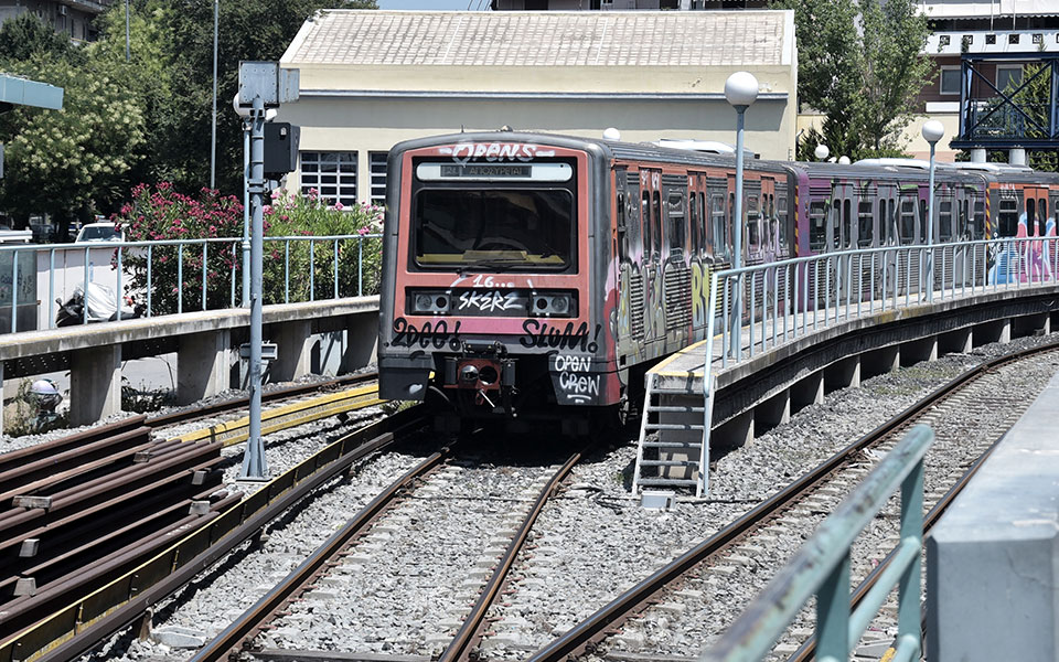 άνδρας-έπεσε-στις-ράγες-του-ηλεκτρικο-561170752