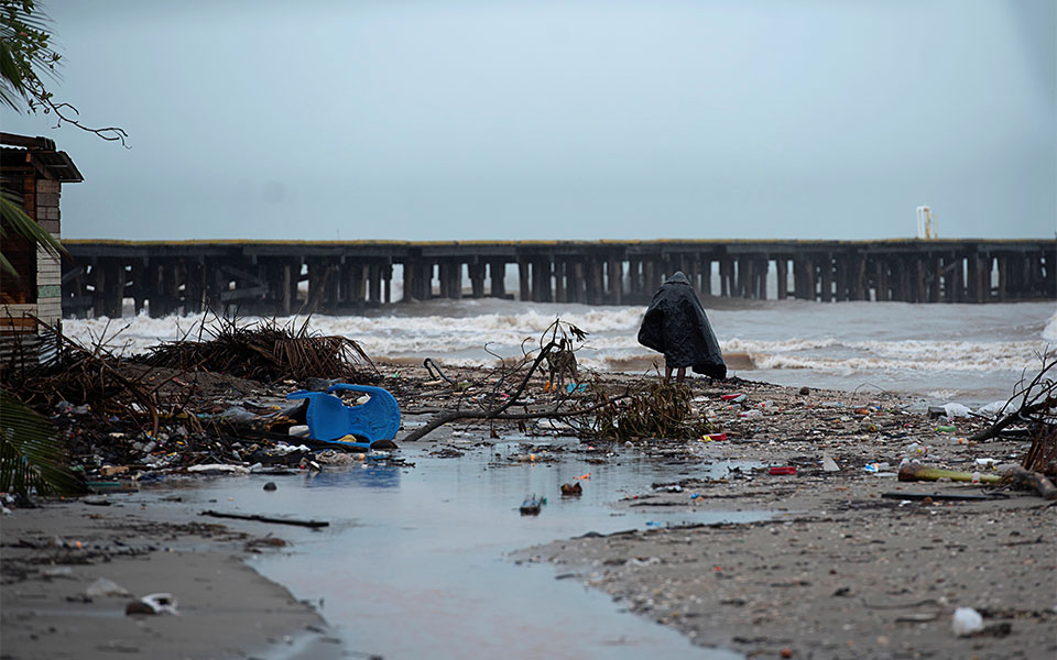 κεντρική-αμερική-πλησιάζει-απειλητι-561160786