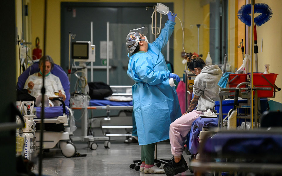 Φωτορεπορτάζ: 24 ώρες μάχης στις ΜΕΘ του κορωνοϊού-1