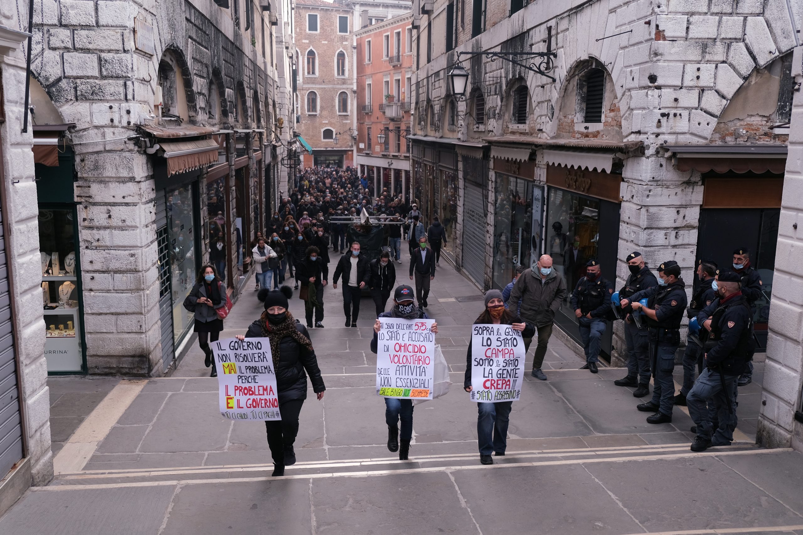 iταλία-πάνω-από-30-000-κρούσματα-και-300-θάνατο-561144613