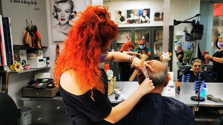 αυξημένη-κίνηση-στα-κομμωτήρια-561146131