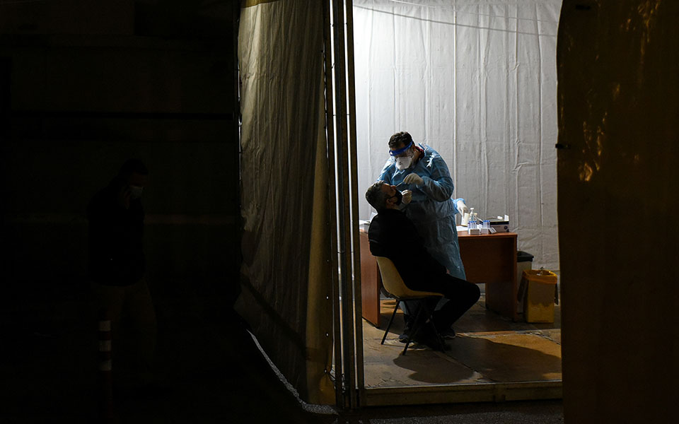 2-135-νέα-κρούσματα-562-διασωληνωμένοι-σε-με-561171682