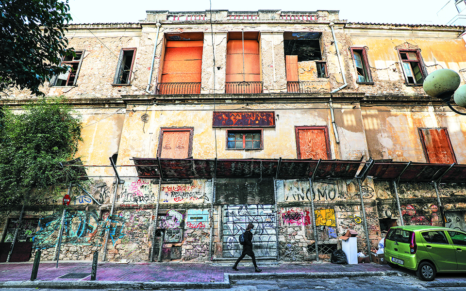 Θα πάρει και κτίρια-μνημεία η μπάλα;-2