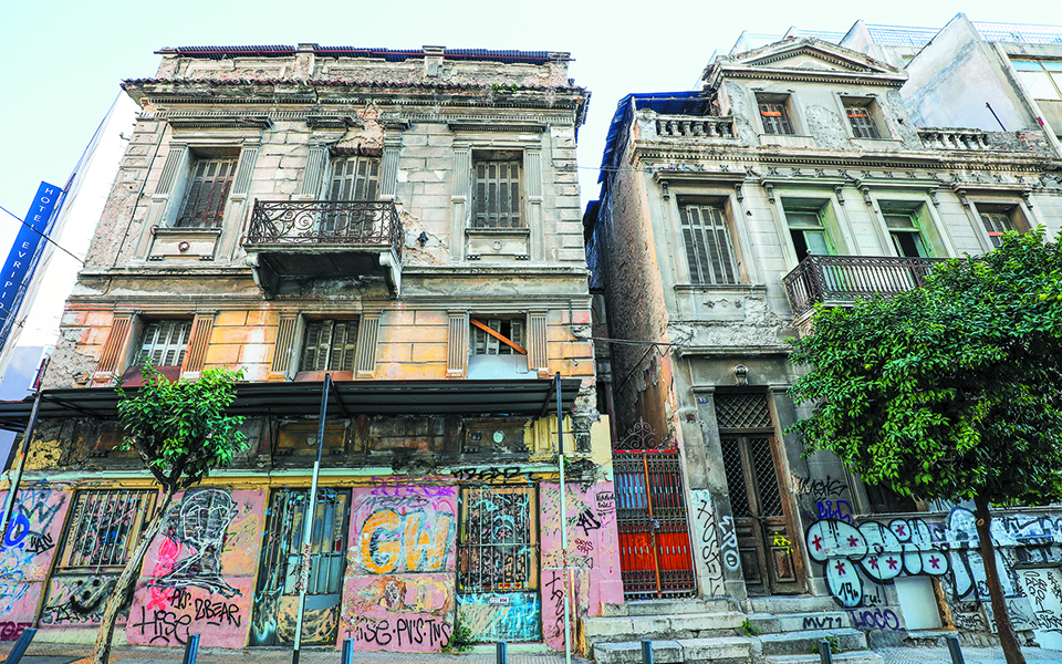 Θα πάρει και κτίρια-μνημεία η μπάλα;-5