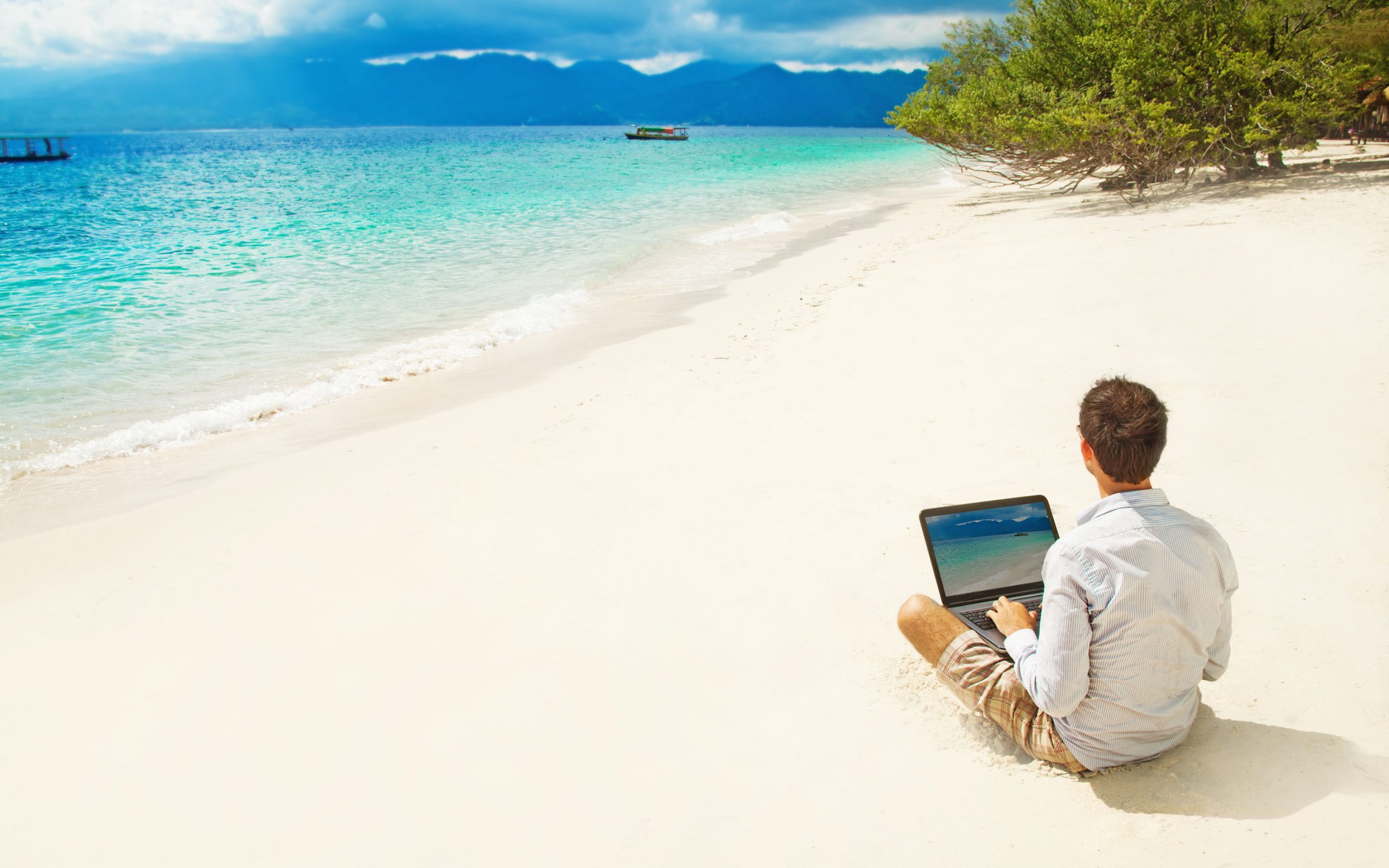 δουλειά-αγκαλιά-με-το-λάπτοπ-εκεί-που-σ-561161596