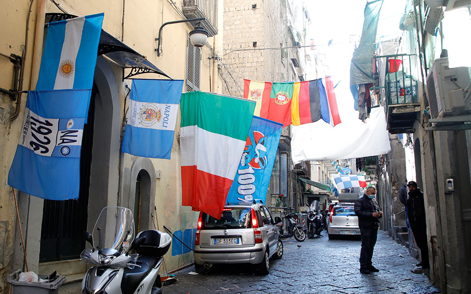 Μαραντόνα: Δάκρυα για τον ραψωδό μιας χώρας και μιας πόλης-24