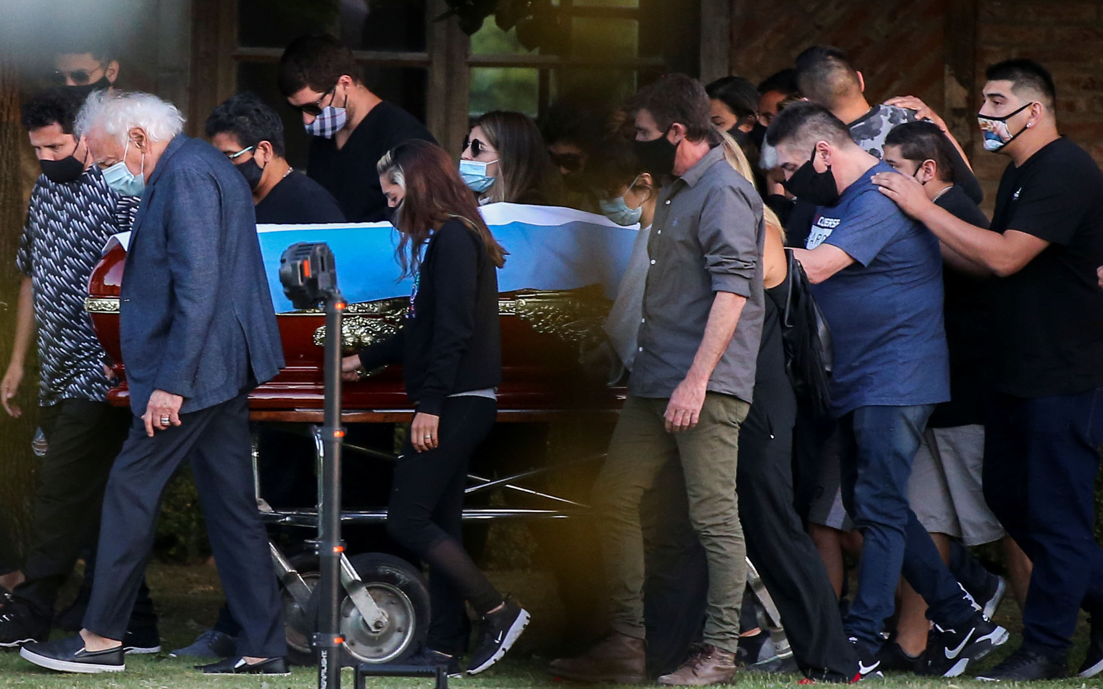 Στην αιωνιότητα ο Μαραντόνα – Χιλιάδες άνθρωποι τον συνόδευσαν στην τελευταία του κατοικία-5