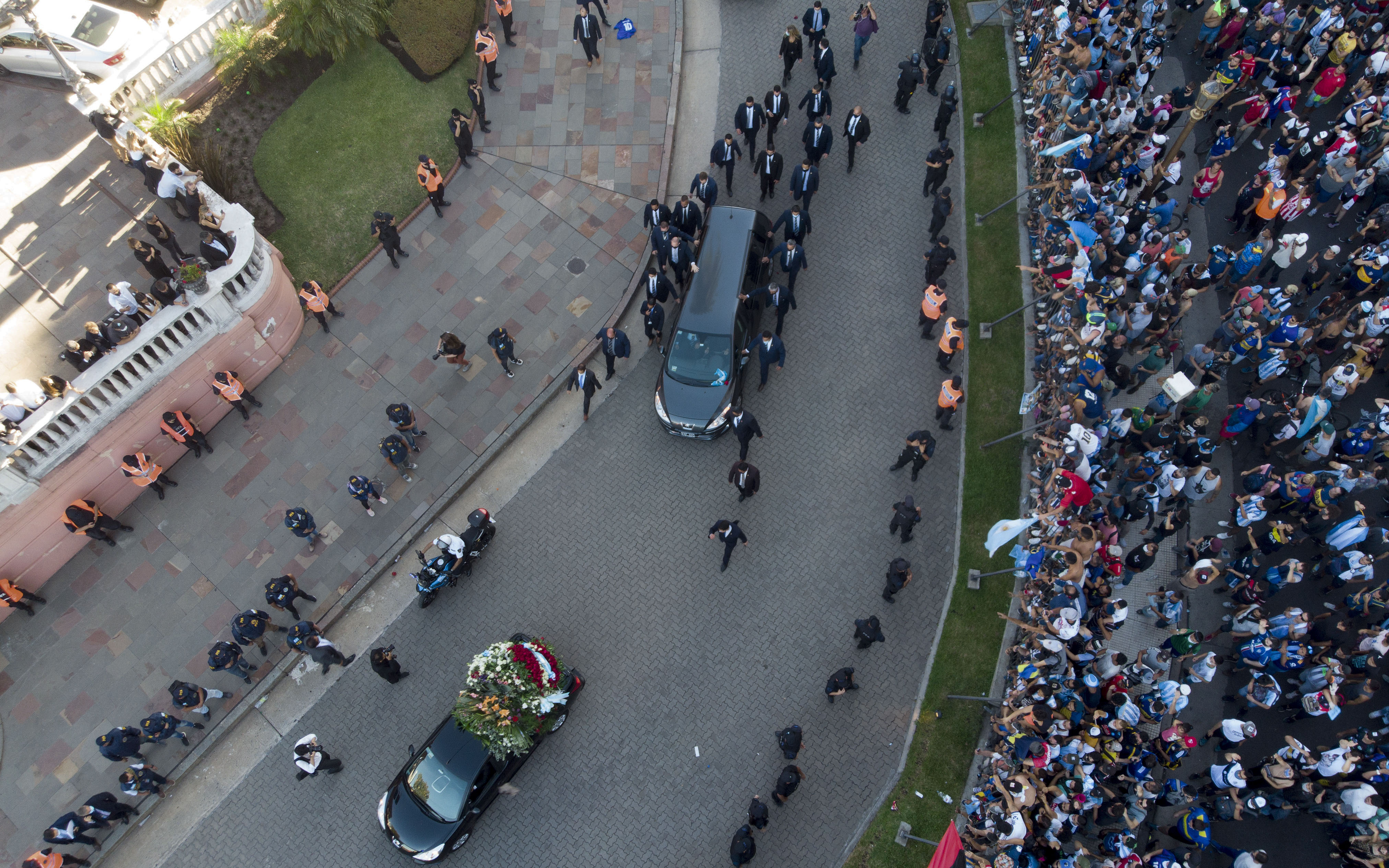 Στην αιωνιότητα ο Μαραντόνα – Χιλιάδες άνθρωποι τον συνόδευσαν στην τελευταία του κατοικία-3