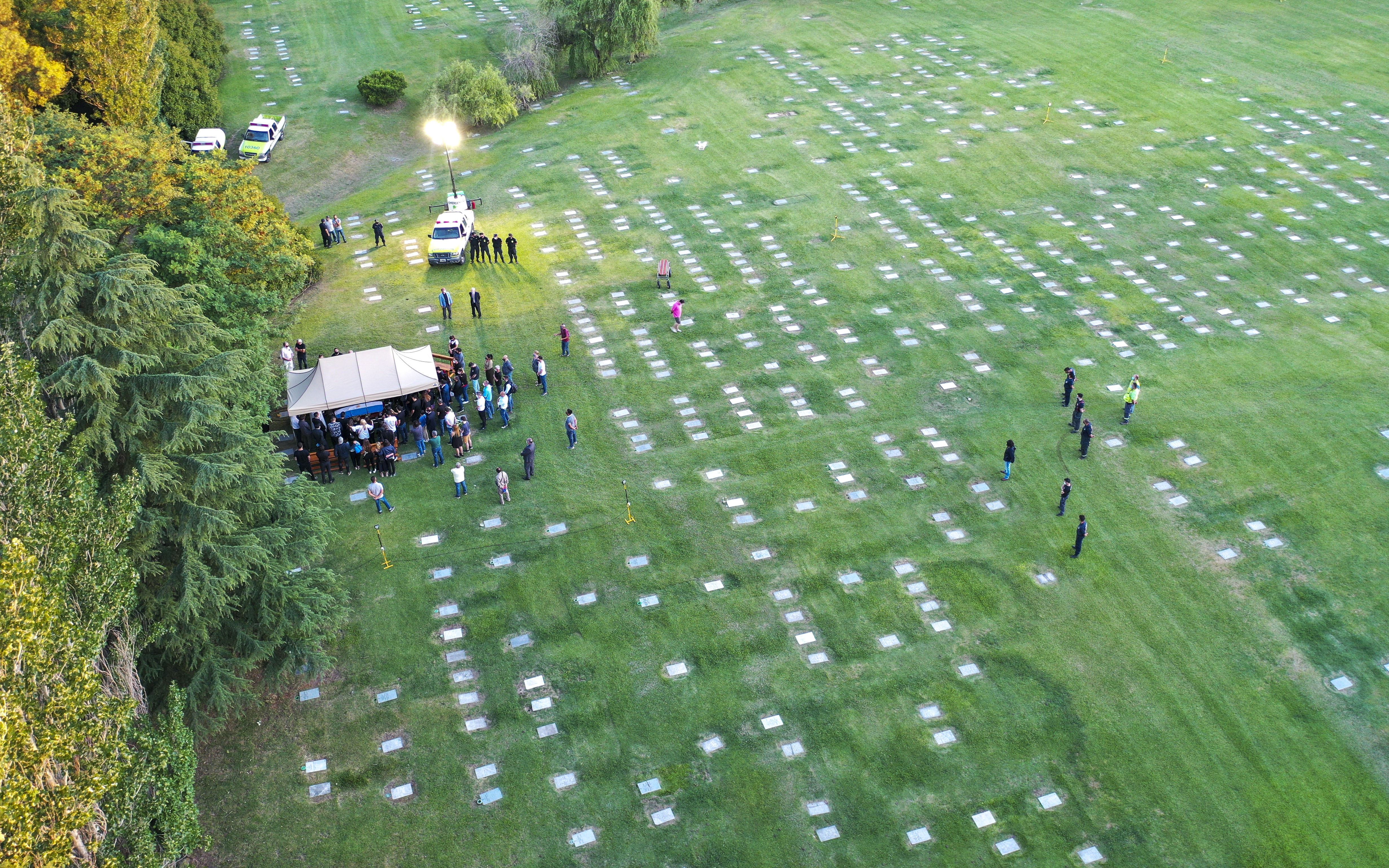 Στην αιωνιότητα ο Μαραντόνα – Χιλιάδες άνθρωποι τον συνόδευσαν στην τελευταία του κατοικία-1