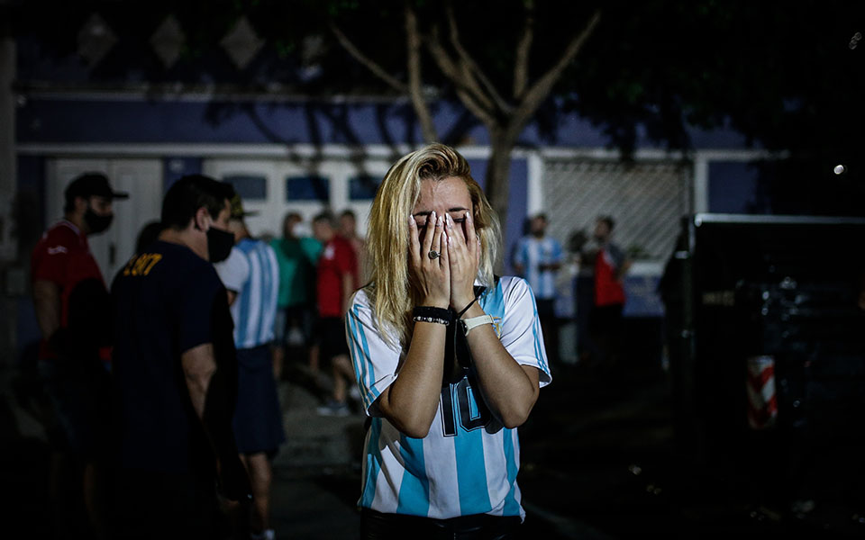 Ολονυκτία πένθους και τιμής για τον Μαραντόνα (εικόνες)-2