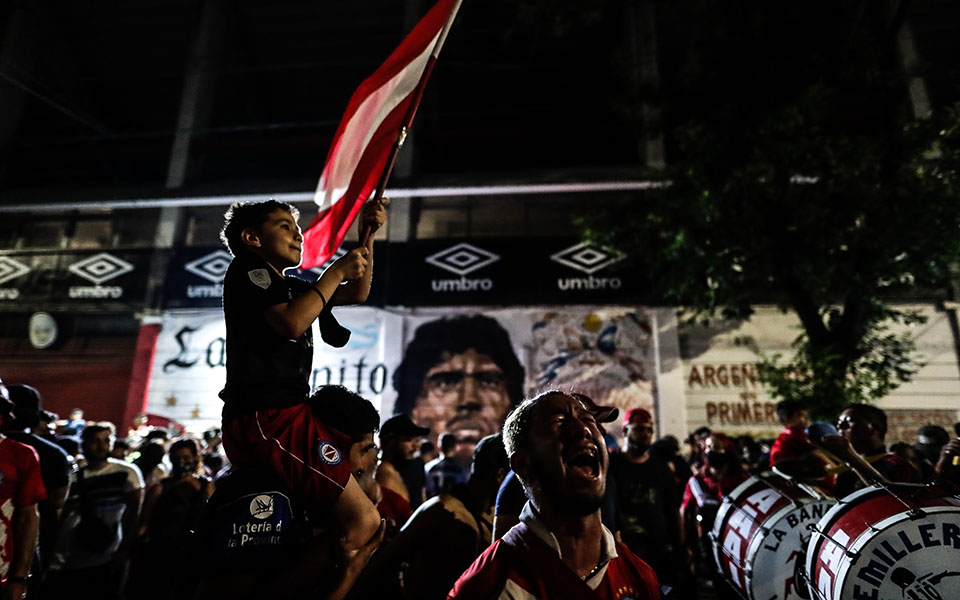 Ολονυκτία πένθους και τιμής για τον Μαραντόνα (εικόνες)-3