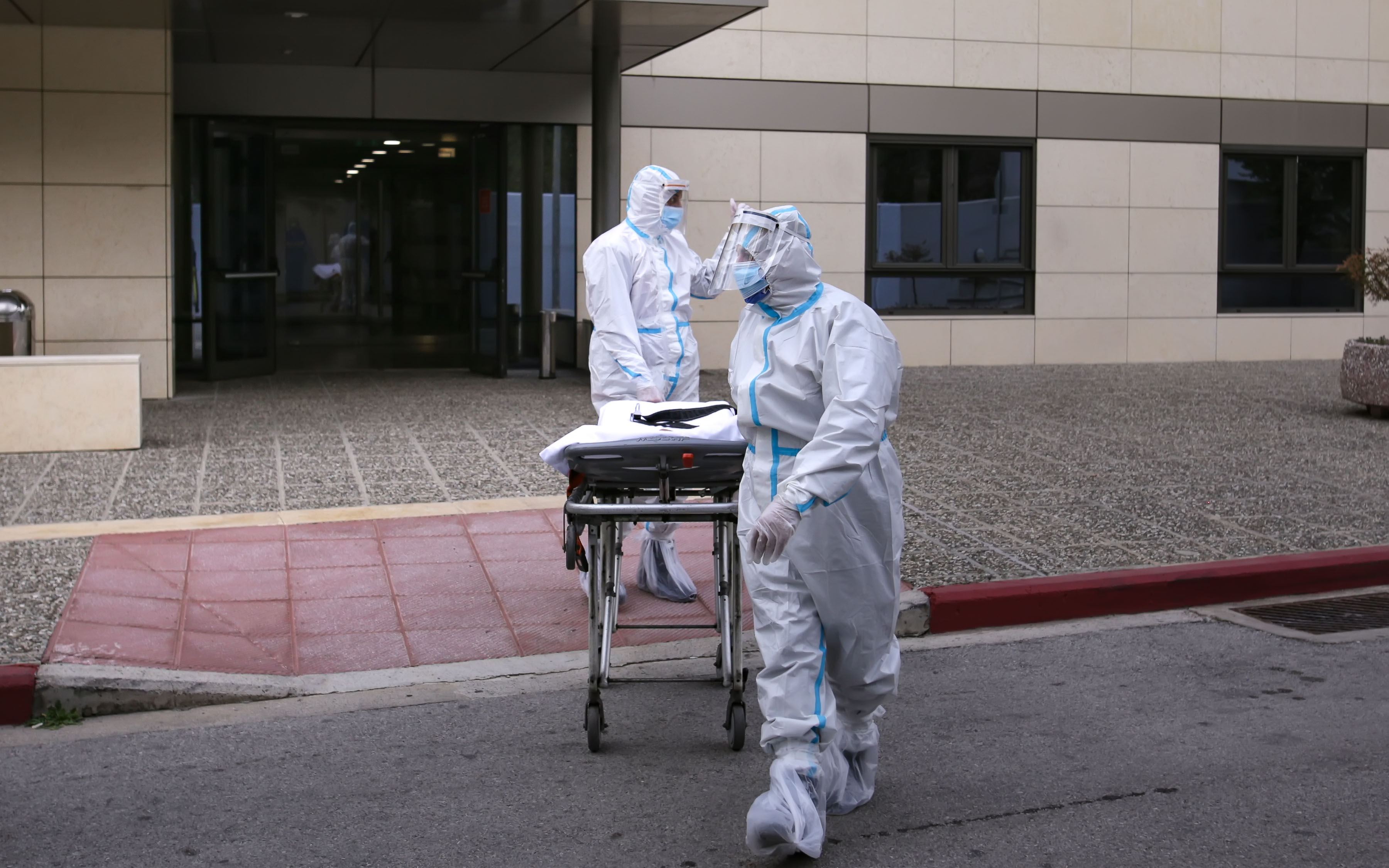 Θεσσαλονίκη: Άρχισε η μεταφορά ασθενών από δημόσια νοσοκομεία σε ιδιωτική κλινική-2