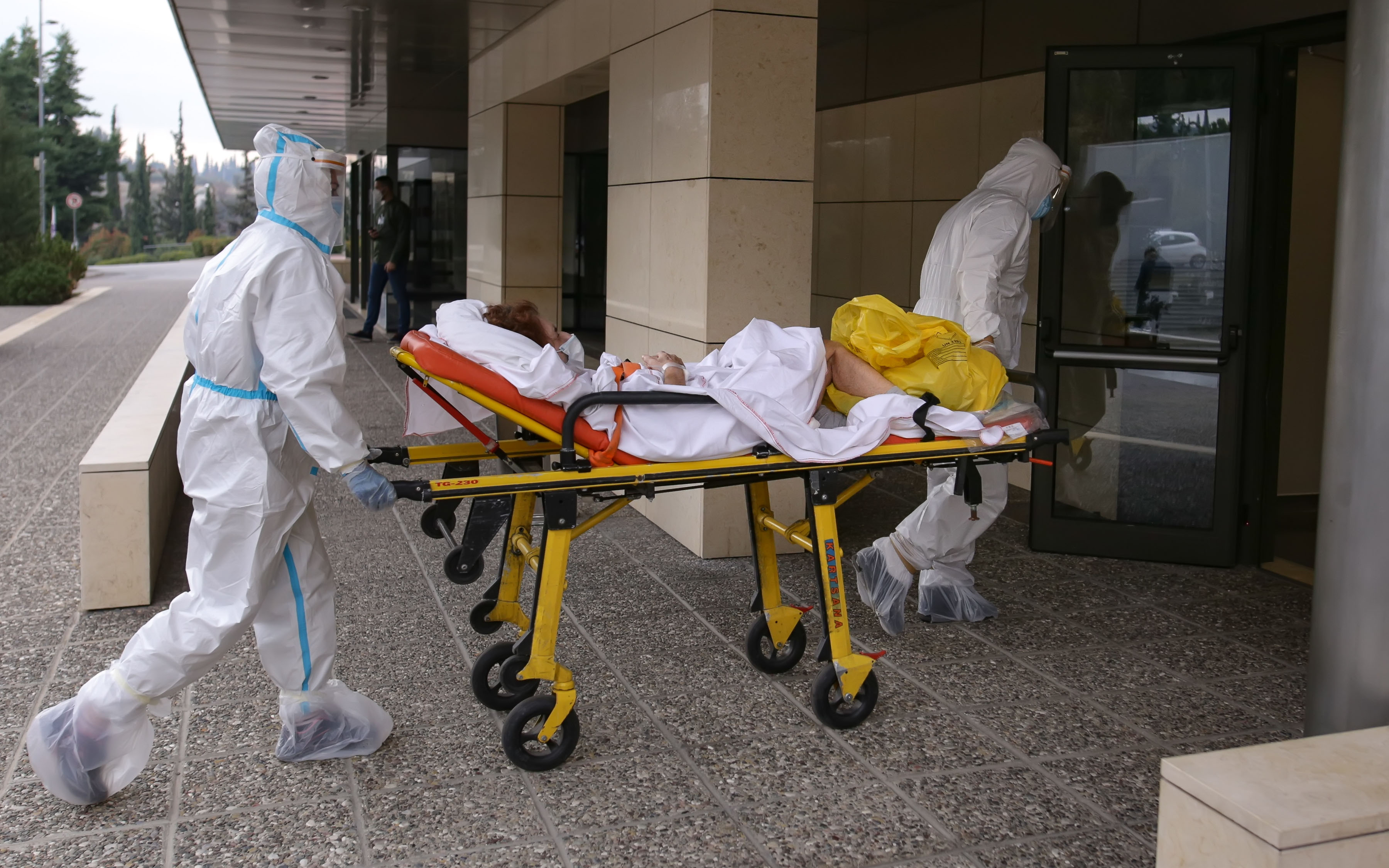 Θεσσαλονίκη: Άρχισε η μεταφορά ασθενών από δημόσια νοσοκομεία σε ιδιωτική κλινική-3