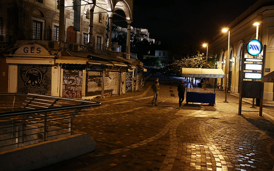 Σε ισχύ ο περιορισμός μετακινήσεων – Εικόνες από την άδεια Αθήνα-5