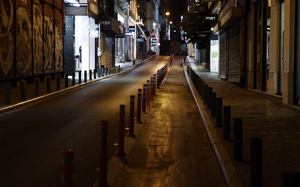 Σε ισχύ ο περιορισμός μετακινήσεων – Εικόνες από την άδεια Αθήνα-14