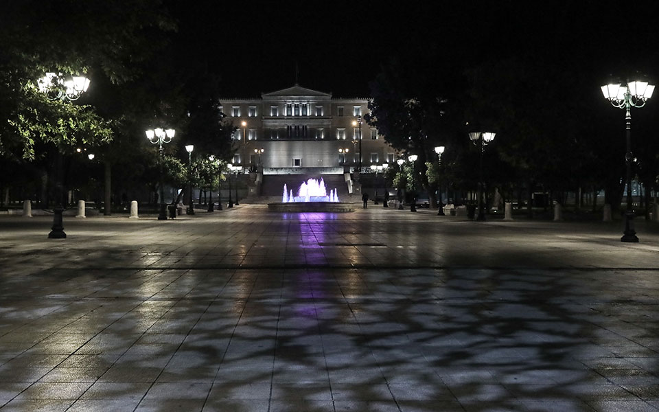 Σε ισχύ ο περιορισμός μετακινήσεων – Εικόνες από την άδεια Αθήνα-1