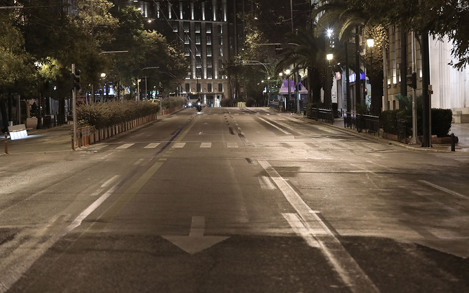 Σε ισχύ ο περιορισμός μετακινήσεων – Εικόνες από την άδεια Αθήνα-2