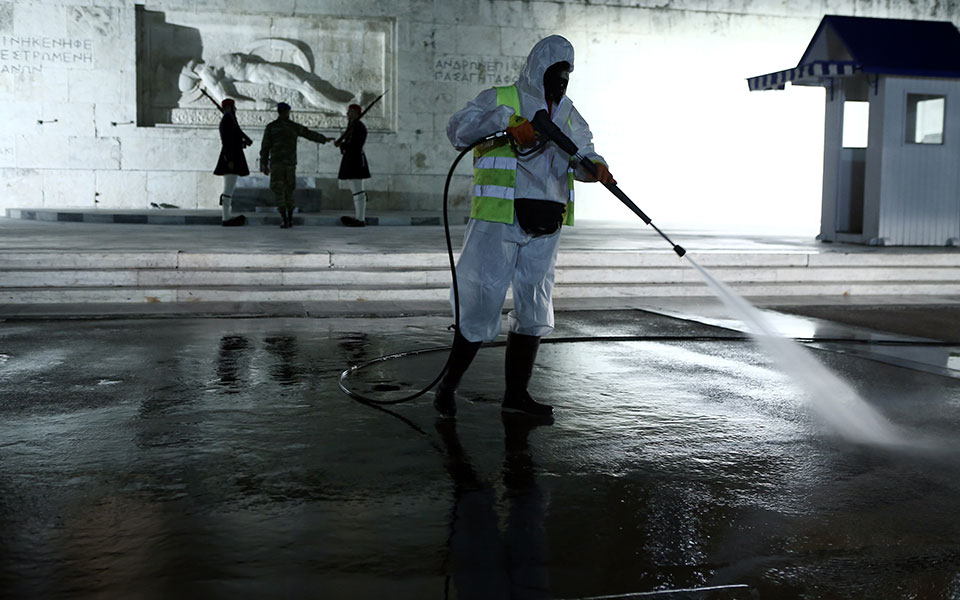 Σε ισχύ ο περιορισμός μετακινήσεων – Εικόνες από την άδεια Αθήνα-6