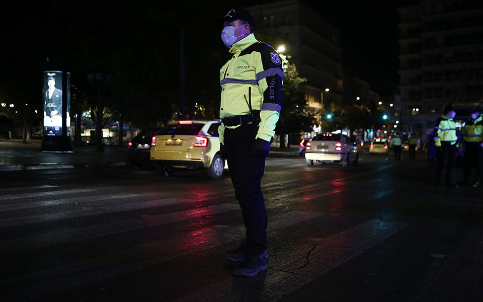 Σε ισχύ ο περιορισμός μετακινήσεων – Εικόνες από την άδεια Αθήνα-7
