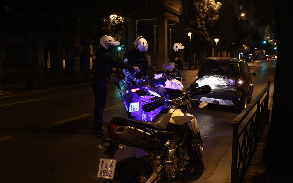 Σε ισχύ ο περιορισμός μετακινήσεων – Εικόνες από την άδεια Αθήνα-8