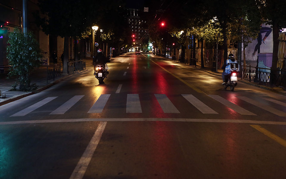 Σε ισχύ ο περιορισμός μετακινήσεων – Εικόνες από την άδεια Αθήνα-9